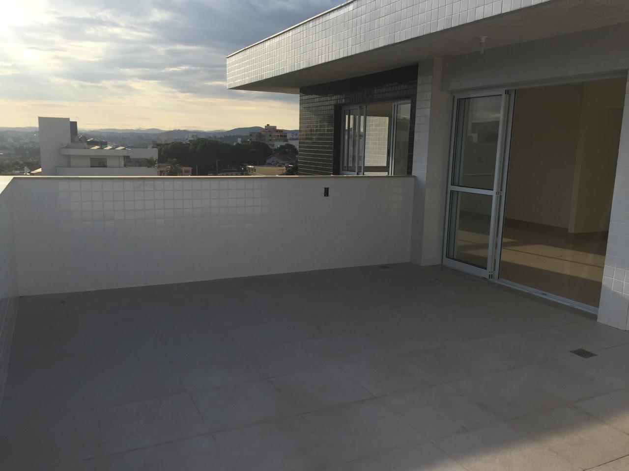 Antes — Piscina + Deck