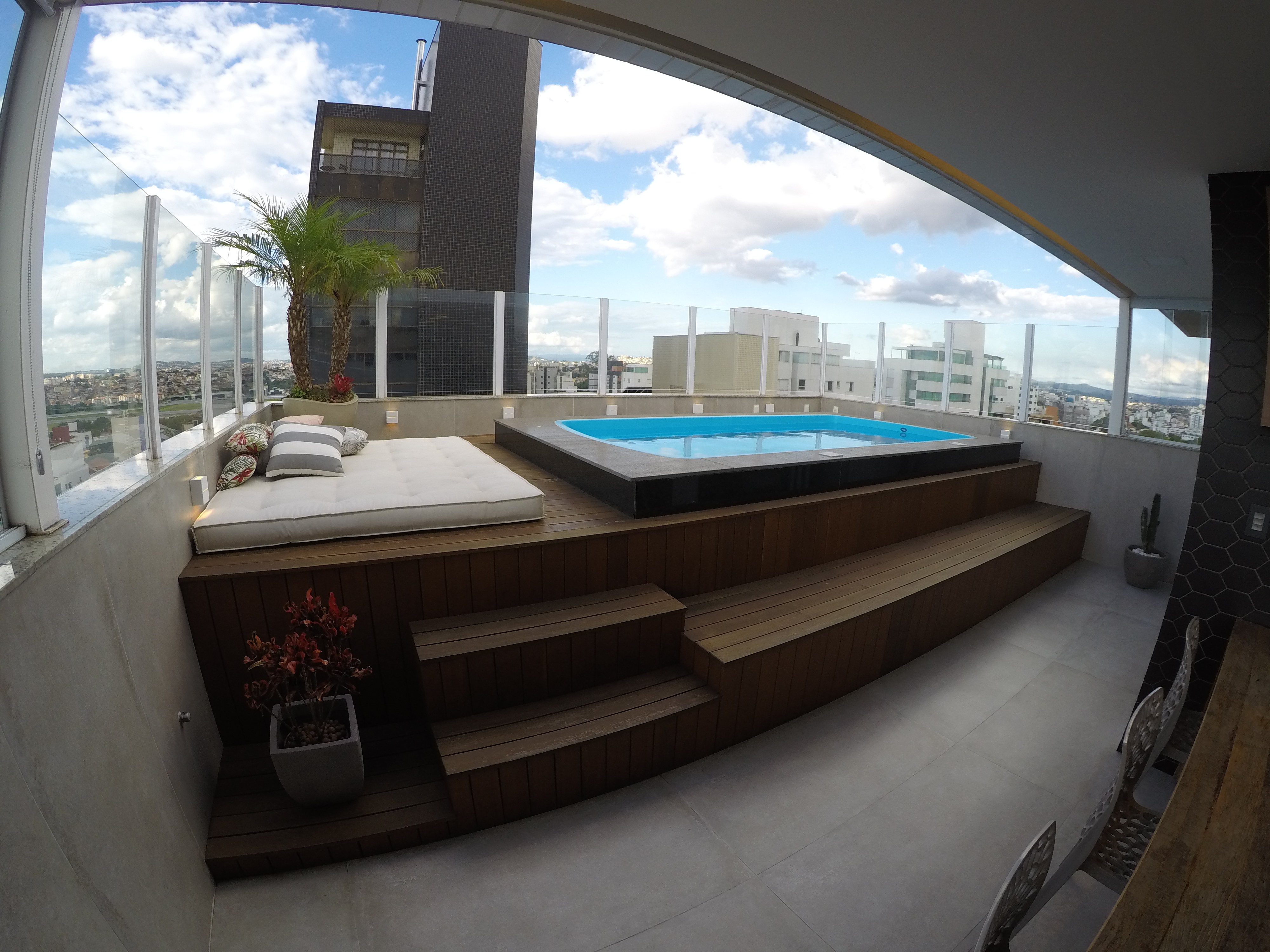 Depois — Piscina + Deck